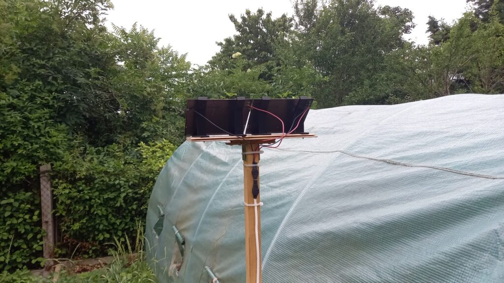 Vue arrière sur les panneaux photovoltaïques avec des câbles.