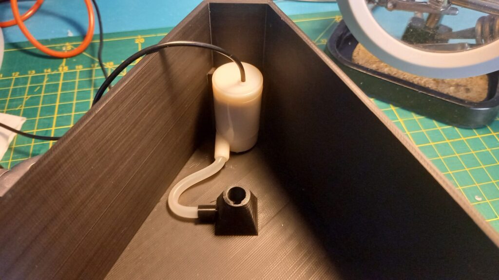 Une petite pompe dans un bac noir.