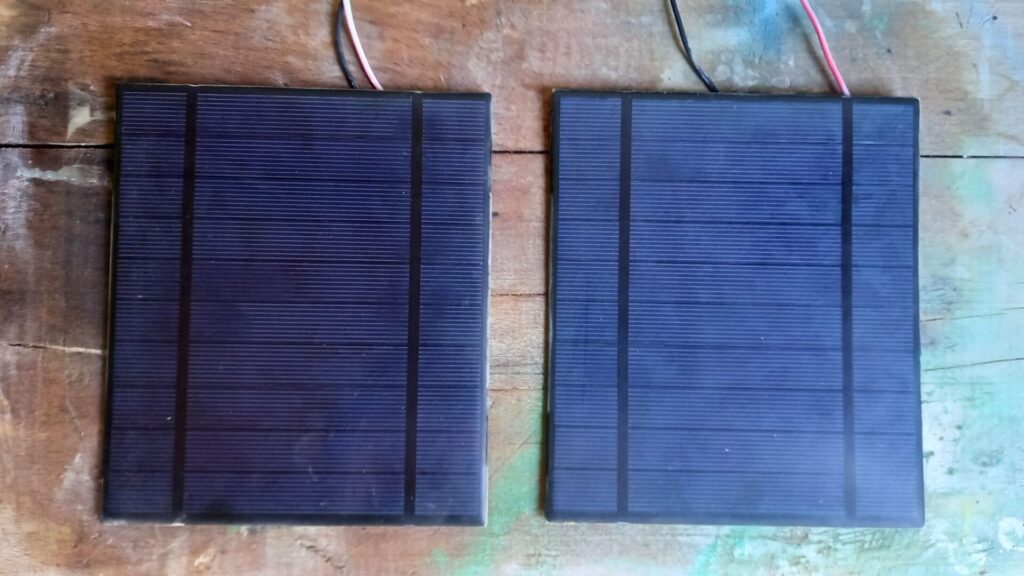 Deux panneaux photovoltaïques comme neufs.