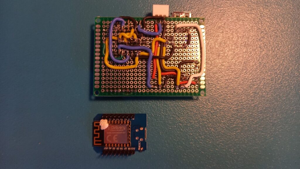 Un circuit imprimé fait maison et un Wemos D1 Mini.