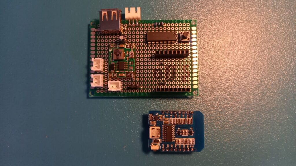 Un circuit imprimé fait maison et un Wemos D1 Mini.