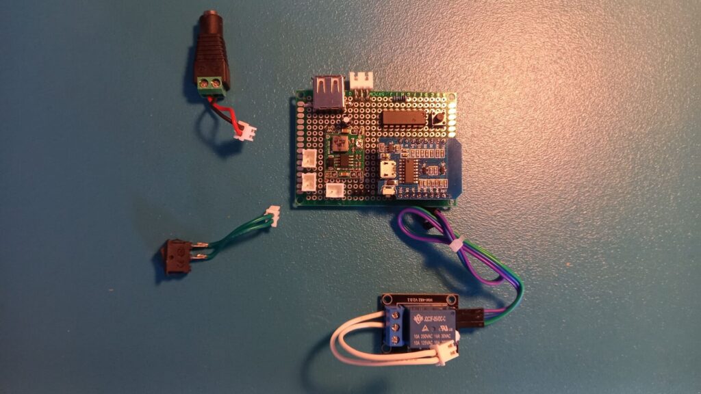 Plusieurs circuits imprimés et composants éclatés.