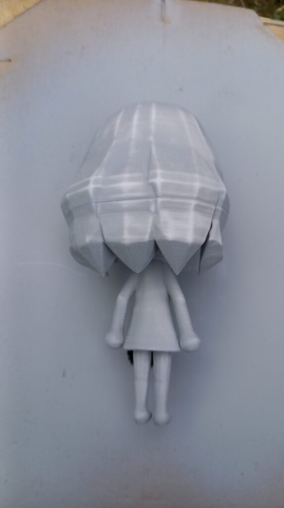 Une statuette de type Mii poncée grise.