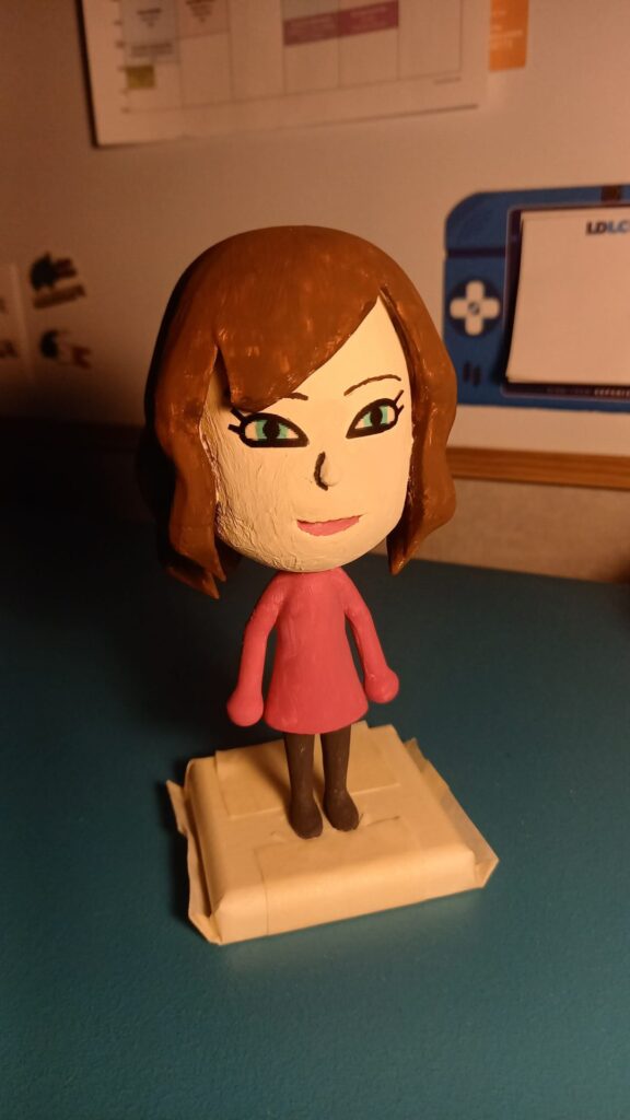 Une statuette de type Mii peinte.