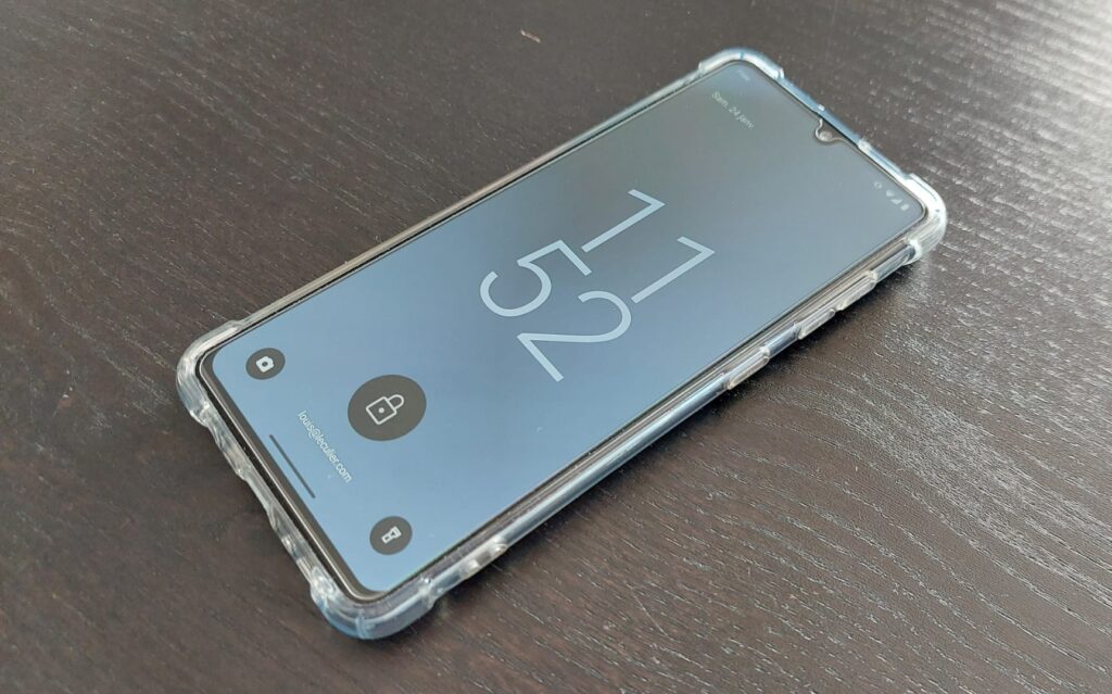 Téléphone posé sur une table.